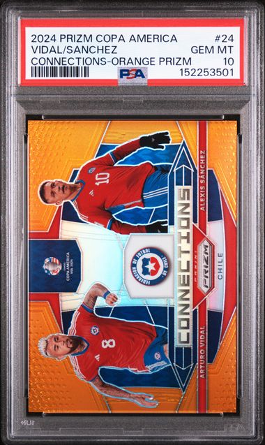 Frente de 2024 Panini Prizm Copa América Connections #24 Vidal/Sánchez Orange /25 PSA 10
